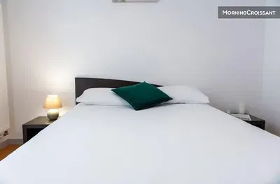 Spavaća soba; prirodno svjetlo, moderni stil