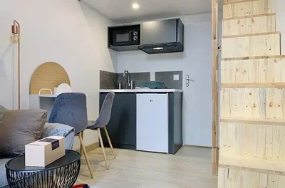 Küche; küchengeräte, holzboden, tageslicht, moderner stil