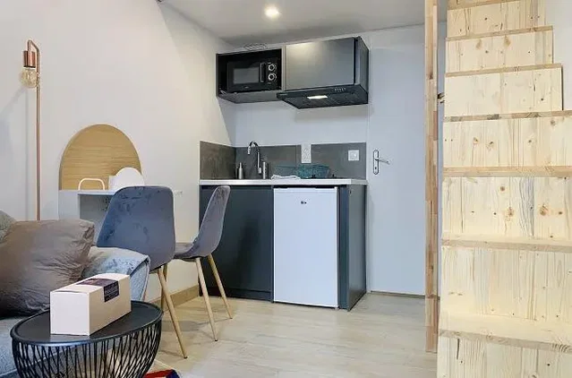 Küche; küchengeräte, holzboden, tageslicht, moderner stil