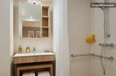 Badkamer; natuurlijk licht, gerenoveerd, tegelvloer