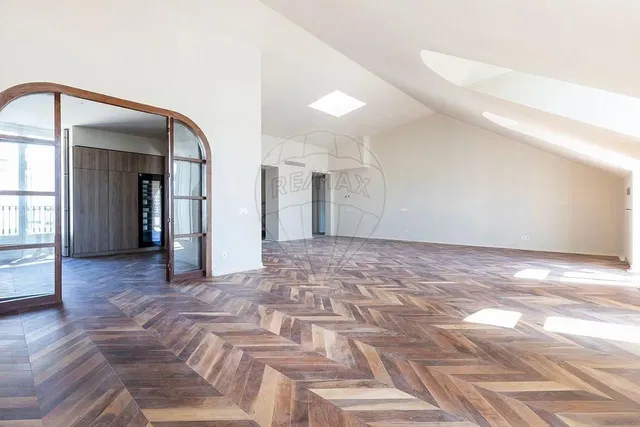 Dnevna soba; drveni pod, prirodno svjetlo