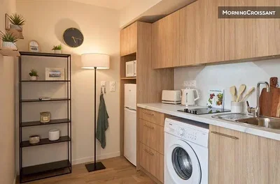 Mutfak; mutfak aletleri, ahşap zemin, doğal ışık, modern stil