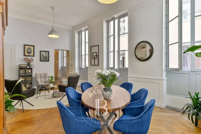 Wohnzimmer; tageslicht, holzboden, moderner stil