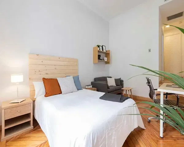 Quarto; chão de madeira, luz natural, estilo moderno