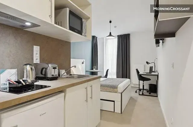 Kitchen; kitchen appliances, natural light