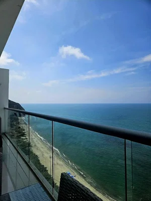 Balkon; manzara, fayans zemin, doğal ışık