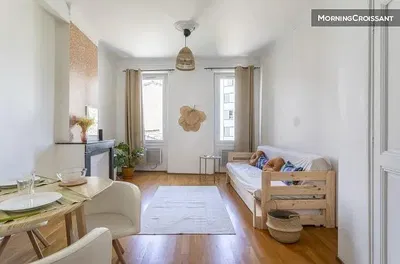 Oturma odası; doğal ışık, ahşap zemin, modern stil