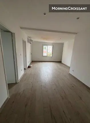 Schlafzimmer; holzboden, tageslicht