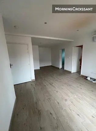 Wohnzimmer; holzboden, tageslicht