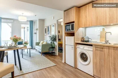 Kuhinja; kućanski aparati, prirodna svjetlost, moderan stil