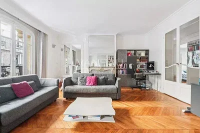 Wohnzimmer; tageslicht, holzboden, moderner stil