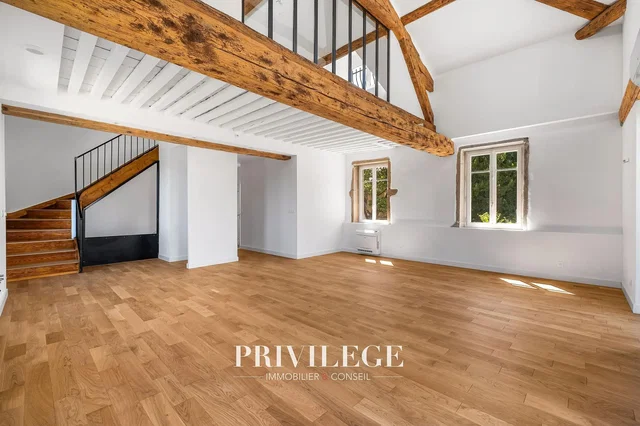 Living room; wood beams, wood floor, natural light
