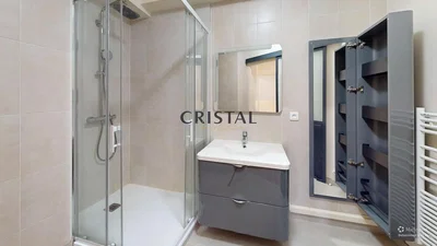 Bagno; pavimento in piastrelle, ristrutturato, luce naturale, stile moderno