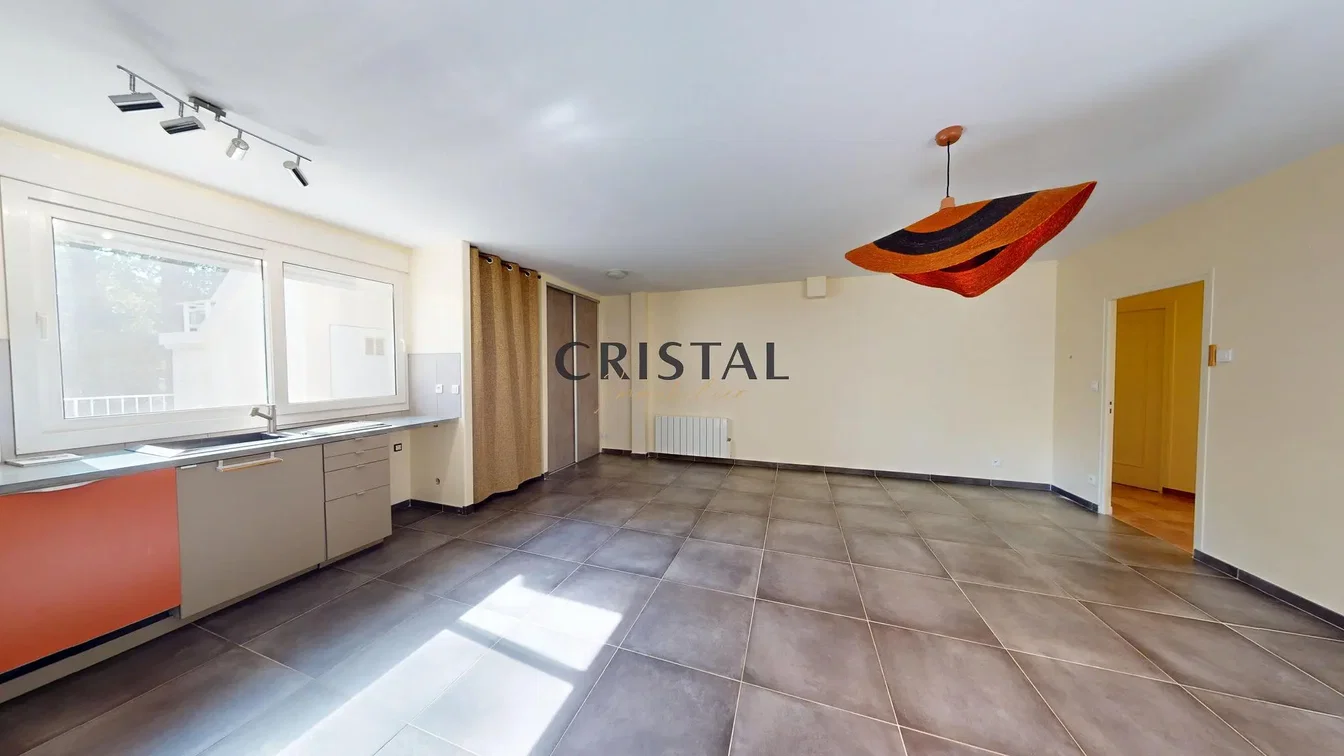 Cucina; pavimento in piastrelle, luce naturale, stile moderno