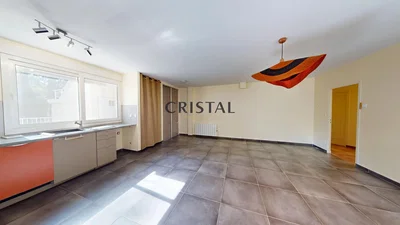 Cucina; pavimento in piastrelle, luce naturale, stile moderno