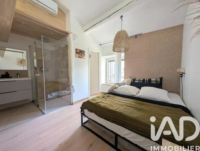 Camera da letto; luce naturale, pavimento in legno