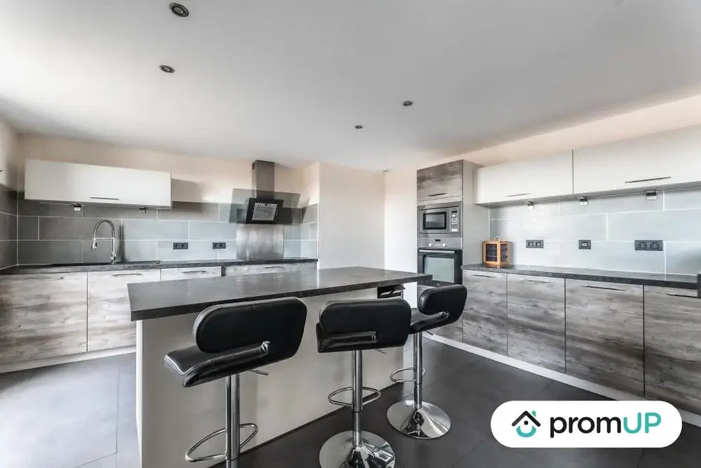 Кухиња; кухињски апарати, природно светло, модерни стил