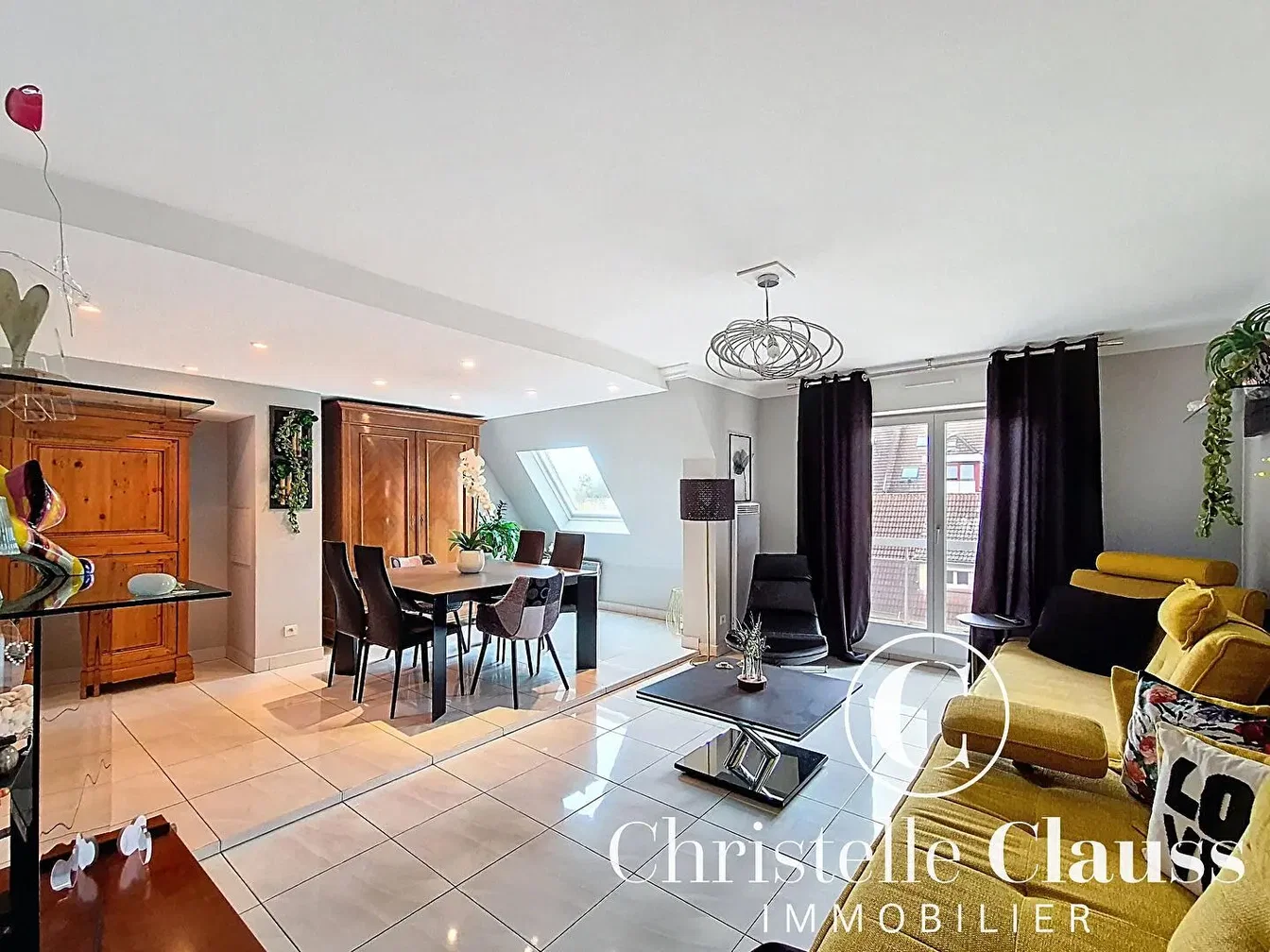 Oturma odası; fayans zemin, doğal ışık, modern stil