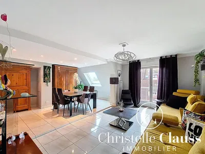 Oturma odası; fayans zemin, doğal ışık, modern stil