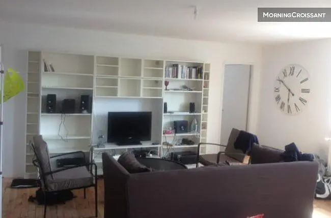 Oturma odası; ahşap zemin, doğal ışık, modern stil