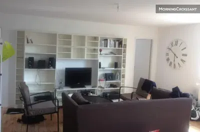 Oturma odası; ahşap zemin, doğal ışık, modern stil