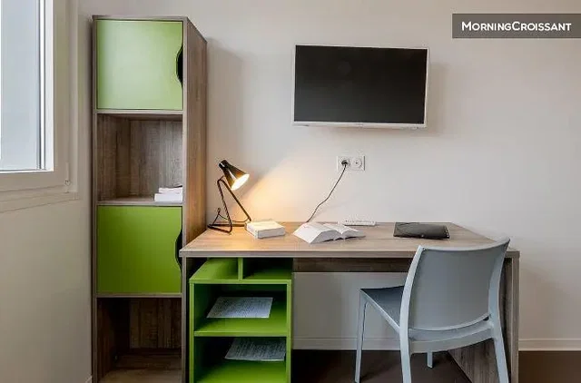 Ložnice; přirozené světlo, moderní styl