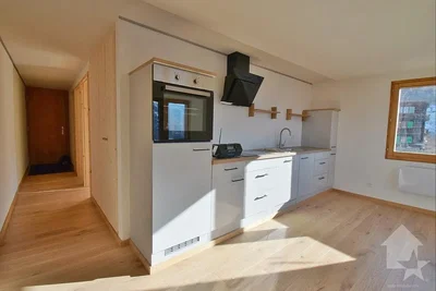 Cuisine; électroménager, parquet, lumière naturelle