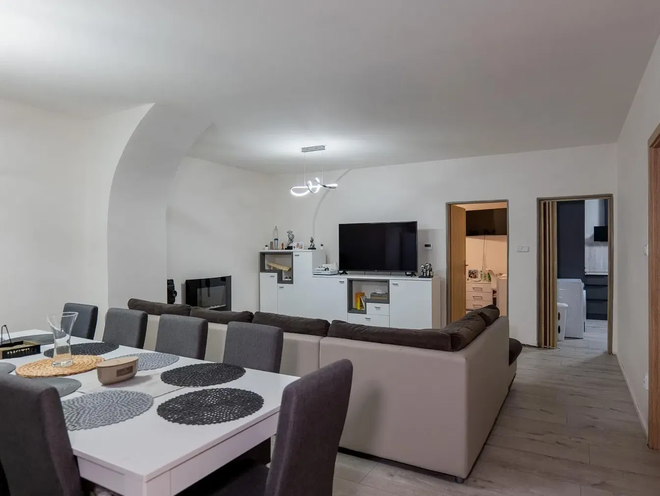 Wohnzimmer; tageslicht, moderner stil, fliesenboden