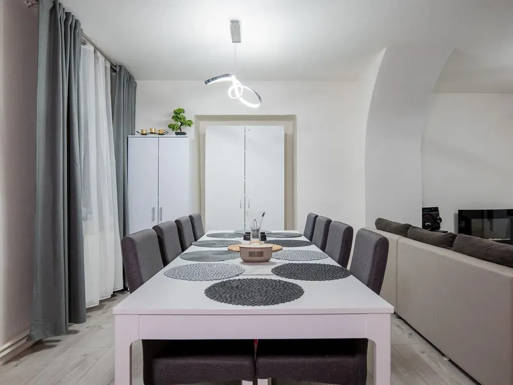 Wohnzimmer; tageslicht, moderner stil, holzboden