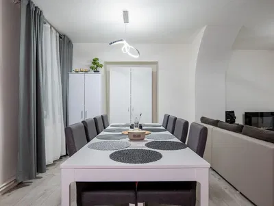 Wohnzimmer; tageslicht, moderner stil, holzboden