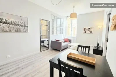 Oturma odası; doğal ışık, modern stil, ahşap zemin