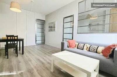 Oturma odası; doğal ışık, modern stil, ahşap zemin