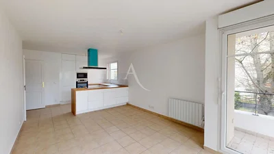 Kuchyně; dlažba, kuchyňské spotřebiče, přirozené světlo, výhled