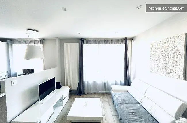 Oturma odası; doğal ışık, modern stil, ahşap zemin