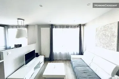 Oturma odası; doğal ışık, modern stil, ahşap zemin