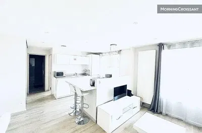 Mutfak; mutfak aletleri, ahşap zemin, doğal ışık