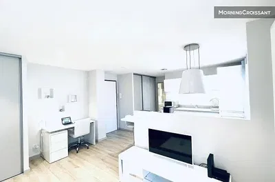 Oturma odası; doğal ışık, modern stil