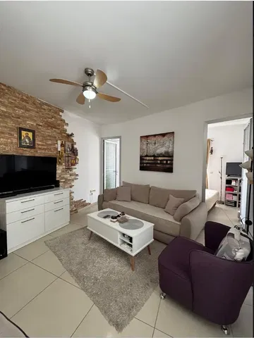 Obývací pokoj; dlažba, přirozené světlo