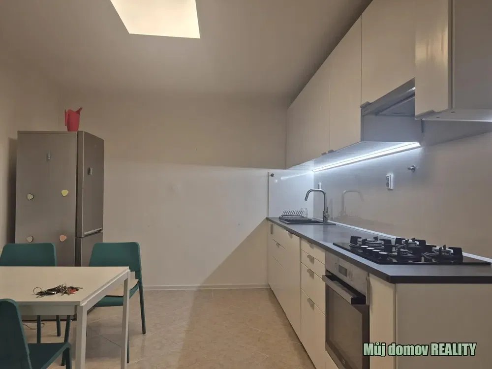 Cucina; elettrodomestici, pavimento in piastrelle, ristrutturato