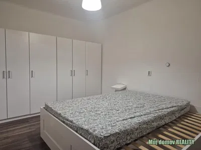 Camera da letto; pavimento in legno, luce naturale, stile moderno