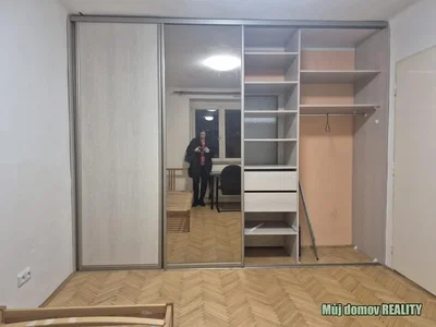 Chambre; parquet, rénové