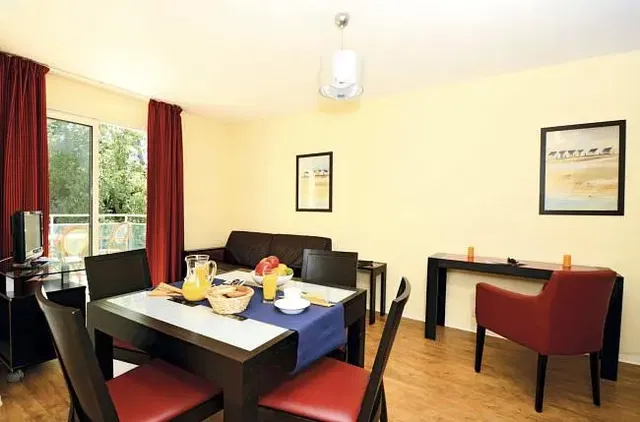 Oturma odası; doğal ışık, modern stil