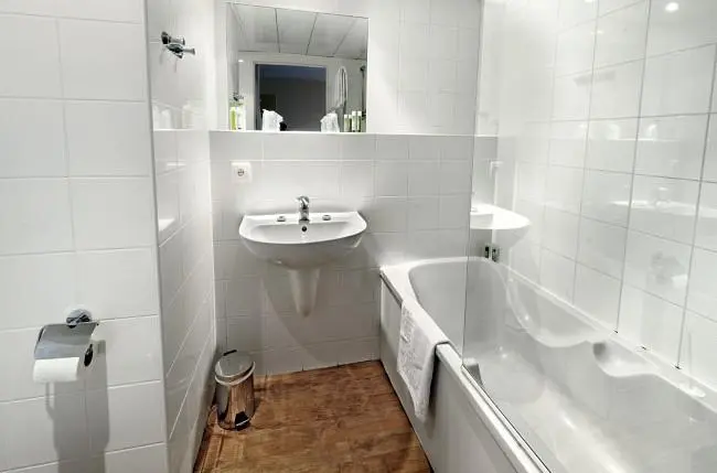 Banyo; fayans zemin, doğal ışık, tadilatlı