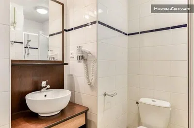 Tuvalet; fayans zemin, tadilatlı, doğal ışık, modern stil
