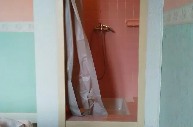 Banyo; fayans zemin, tadilat gerekiyor, doğal ışık