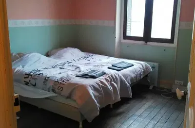 Yatak odası; ahşap zemin, doğal ışık, modern stil