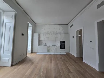 Кухиња; дрвени под, природно светло, реновиран