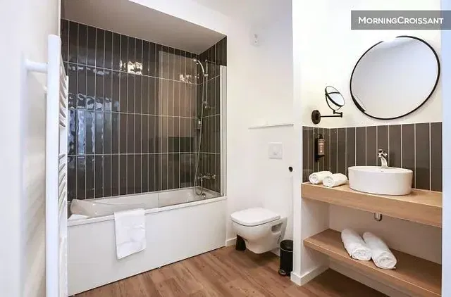 Bagno; pavimento in piastrelle, pavimento in legno, ristrutturato, luce naturale