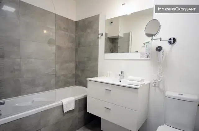 Łazienka; podłoga z płytek, wyremontowany, światło dzienne, styl nowoczesny