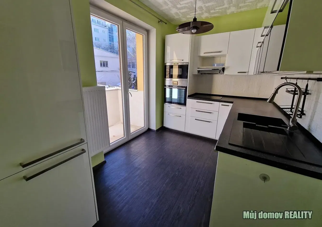 Cucina; elettrodomestici, vista, luce naturale, stile moderno